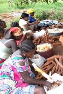 Epluchage du manioc (© D. Dufour, Cirad)