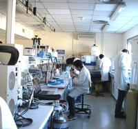 Analyses physico-chimiques au laboratoire © J-F Cruz - Cirad